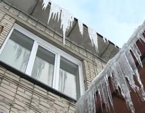 В Барнауле выбрали наиболее эффективный метод борьбы с сосульками на крышах